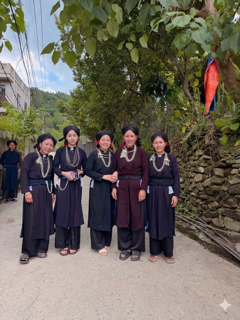 VĂN HÓA TRANG PHỤC CỦA NGƯỜI LA CHÍ (Traditional costume culture of the La Chí people)